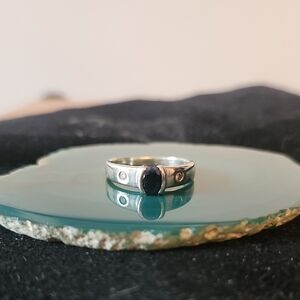 Elegant White Gold Ring with Blue Sapphire